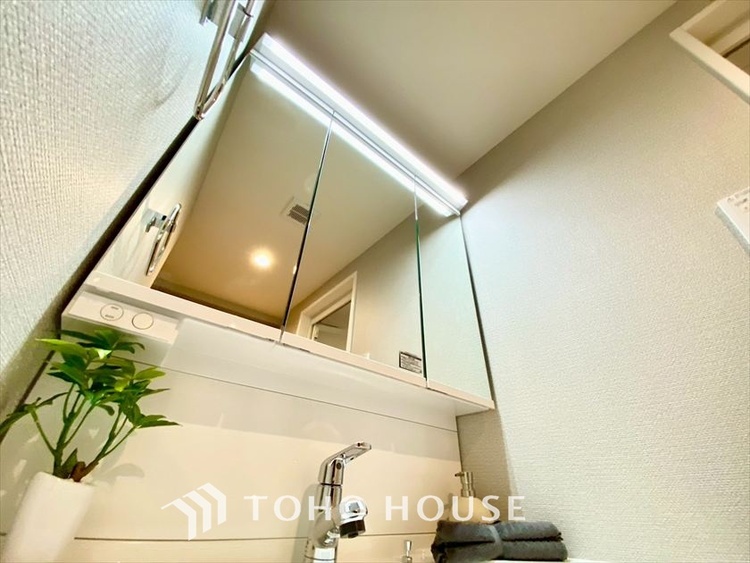 洗面 【WASHROOM】◆快適◆煌びやかな暮らしの中にも忘れたくない快適さ。大きな収納が助けてくれます。