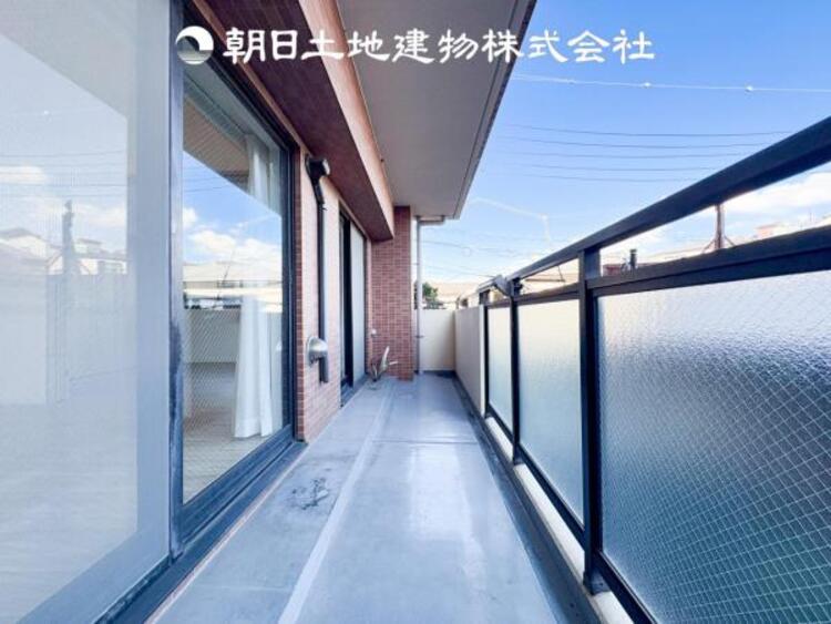 バルコニー 太陽に愛された家。陽当り・通風に優れた魅力的で快適さを追求した住宅です。