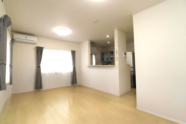 居間 【リビング】15帖のリビングです！家具配置のしやすい設計になっています♪