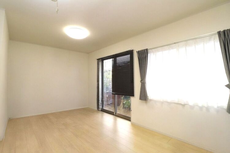 居間 【リビング】15帖のリビングです！南向きの庭に出入り可能な掃き出し窓があります♪