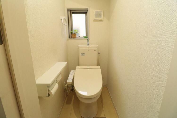 その他 【トイレ】温水洗浄便座機能付きのトイレです！2階も同様のトイレを設置してあります♪