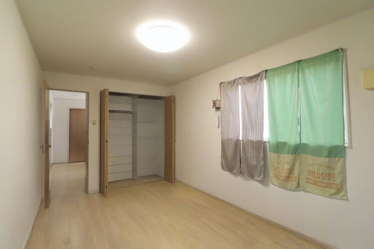 内装 【洋室】7.5帖の洋室です！全居室に収納を完備した間取りです♪