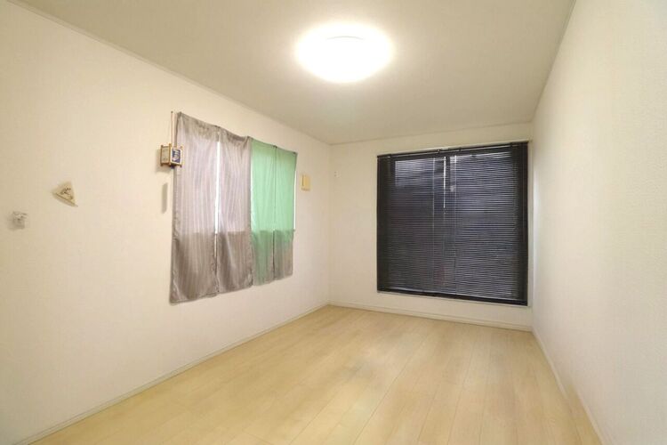 内装 【洋室】7.5帖の洋室です！南向きのバルコニーに面しています♪