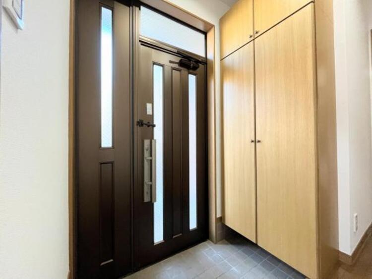 その他 ●〇お客様を迎える玄関は落ち着いた雰囲気。帰る度に洗練されたテイストの空間に迎えられ誇りと喜びを感じる玄関まわりです。そんな安らぎに満ちた生活空間を予感させる生活イメージが湧き出てきそうな物件です〇●