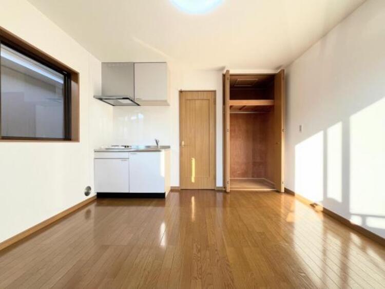 その他 ●〇充分な広さの寝室は、収納スペースもしっかり設けてあります。すっきりと物を片付けることができるので、お部屋の広さを有効活用できます。リビングだけでなく個室の居心地も重要なポイントで陽当たりも良好〇●