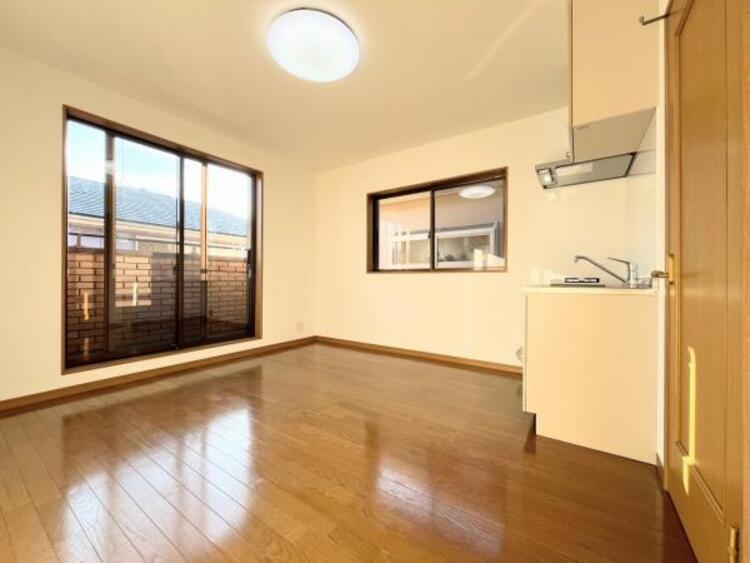 その他 ●〇バルコニーに大きく面した掃出し窓から光が降りそそぐ開放的な居室です。大きな窓からは、太陽の光はもちろん、爽やかな風が部屋一面に吹き抜けます。部屋のこもったニオイもすぐに換気することが出来ます　〇●