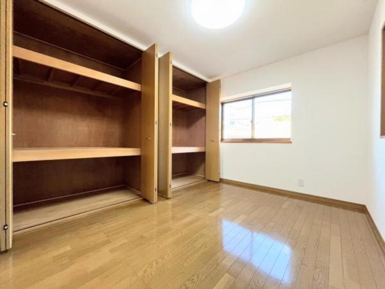 その他 【収納】お洋服も沢山収納出来る奥行ある収納スペースです。