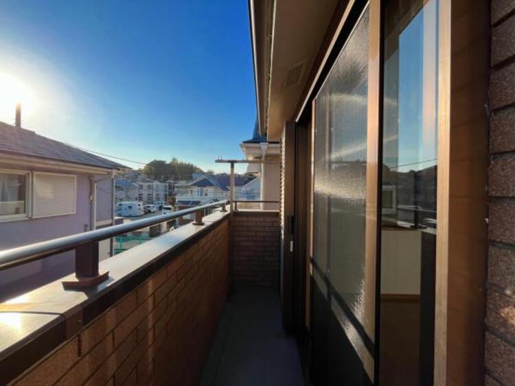 その他 ●〇陽当りはもちろん、風通りも良好。日々のお洗濯はもちろん、椅子を出して夕涼みを楽しむこともできる広さです。お子様のいる家庭からの支持が非常に高いスカイバルコニー。大人にとっても居心地よい空間です〇●