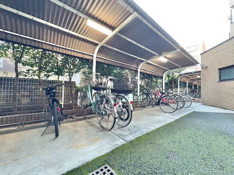 設備 きちんと整備された駐輪場。住む方の心遣いが感じられます。