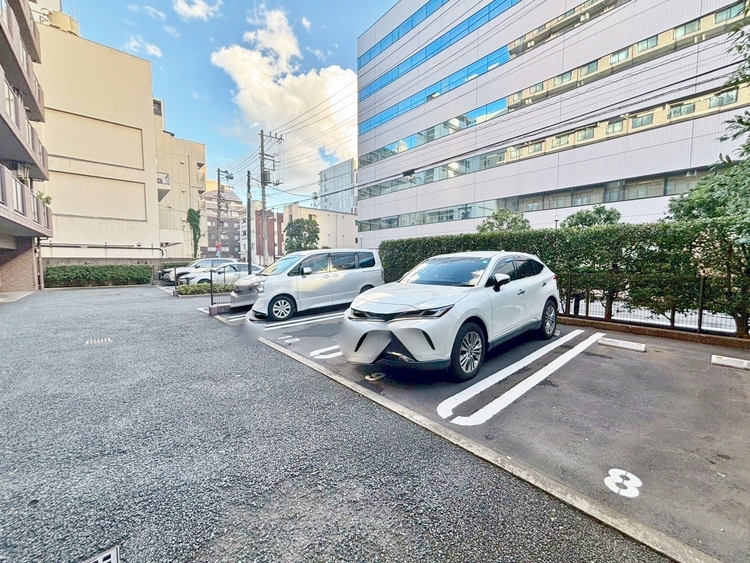 駐車場 本物件の駐車スペースです。車種制限のある場合もございますので、お気軽にお問い合わせくださいませ。