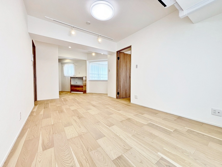 居間 居心地の良い空気感は、暮らしのステージを彩り、心からのやすらぎと満足感を与えてくれます。