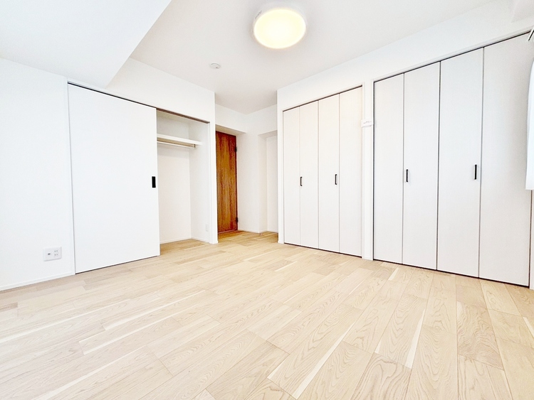 寝室 ベッドも十分に設置するスペースがあります。