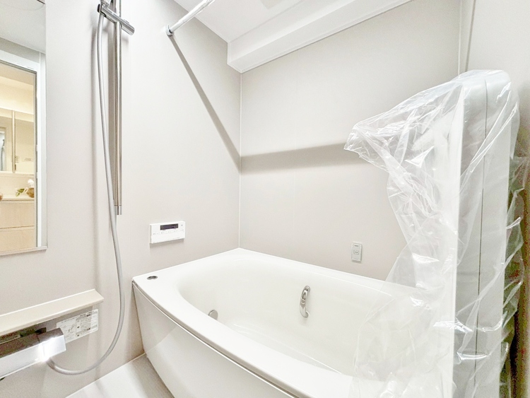 風呂 一日の疲れを癒すバスルームは、心地よいリラックスを叶える清潔感溢れる空間です。