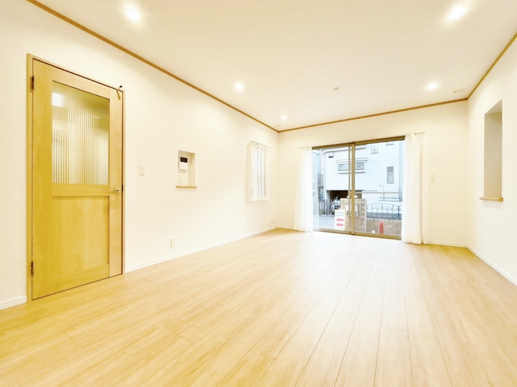 居間 快適に過ごす毎日を求めて、暮らしの中でご自身の「マイホーム」に創り上げてください。