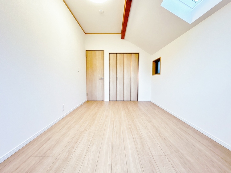 寝室 ベッドも十分に設置するスペースがあります。