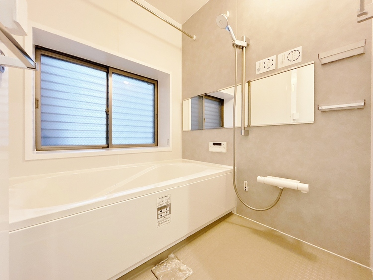 風呂 一日の疲れを癒すバスルームは、心地よいリラックスを叶える清潔感溢れる空間です。