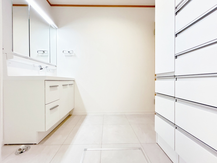 洗面 清潔感と心地よさを重視した、上質感漂うパウダールーム。