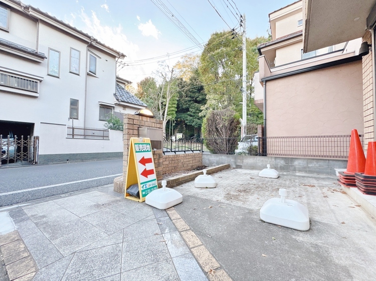 駐車場 本物件の駐車スペースです。車種制限のある場合もございますので、お気軽にお問い合わせくださいませ。