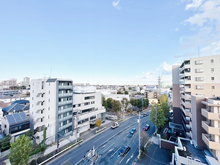 バルコニー 窓を開けると広がる青空。心をリフレッシュして日々を過ごしていきましょう。