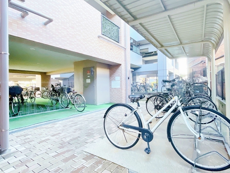 玄関 整理整頓された駐輪場で、管理体制の良好さがうかがえます。