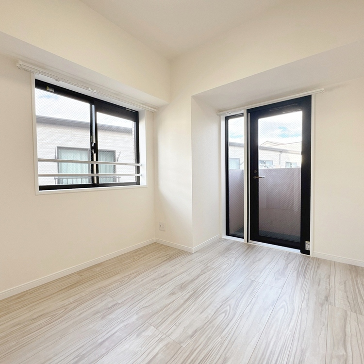 寝室 ベッドも十分に設置するスペースがあります。