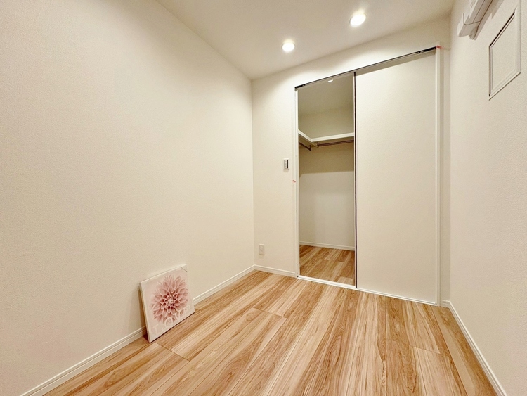 寝室 ベッドも十分に設置するスペースがあります。