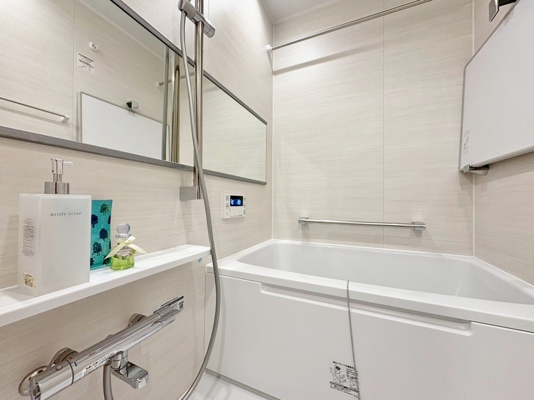 風呂 一日の疲れを癒すバスルームは、心地よいリラックスを叶える清潔感溢れる空間です。