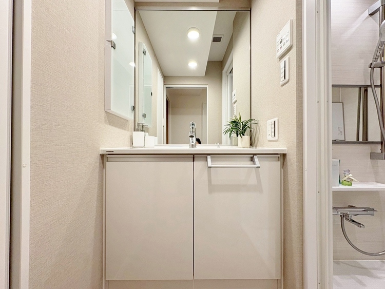 洗面 何かと物が増える場所だからこそ、スッキリと見映えの良い空間に。