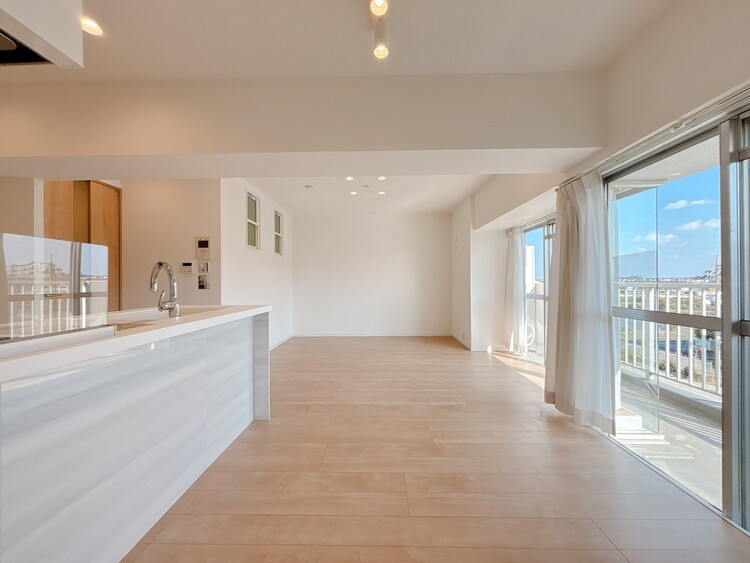 居間 忙しく過ぎゆく日常を置き去るほど、ゆったりした時間が流れるリビング。