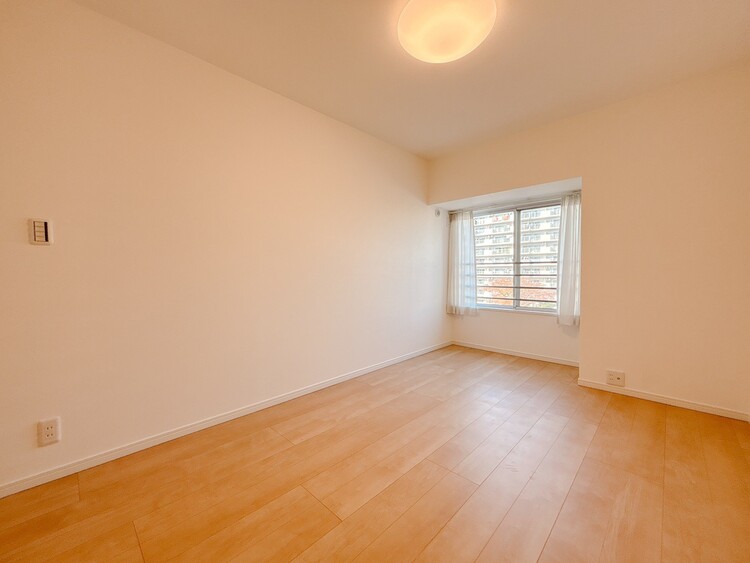 寝室 ベッドも十分に設置するスペースがあります。