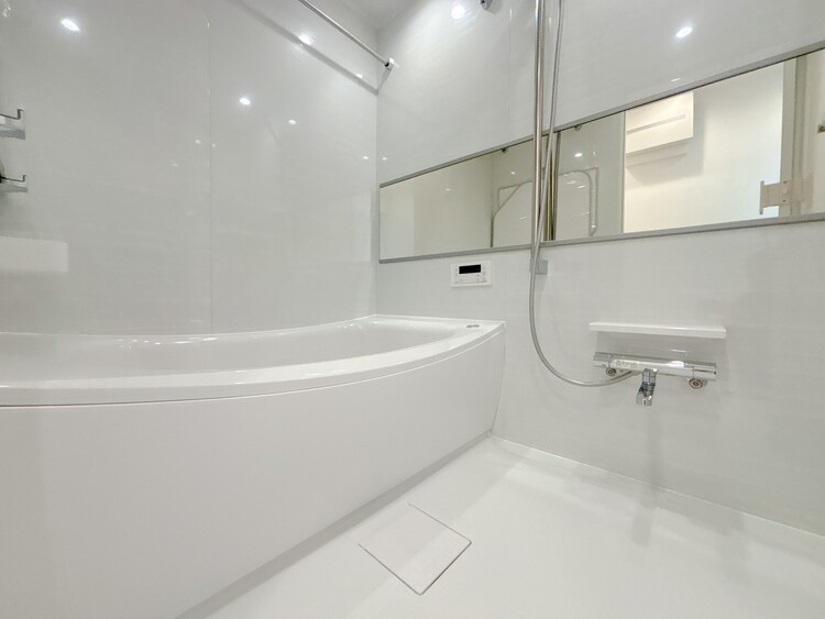 風呂 一日の疲れを癒すバスルームは、心地よいリラックスを叶える清潔感溢れる空間です。