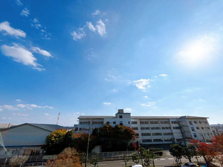 バルコニー 窓を開けると広がる青空。心をリフレッシュして日々を過ごしていきましょう。