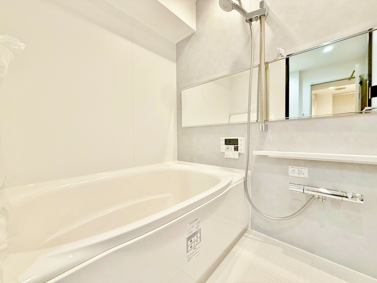 風呂 一日の疲れを癒すバスルームは、心地よいリラックスを叶える清潔感溢れる空間です。