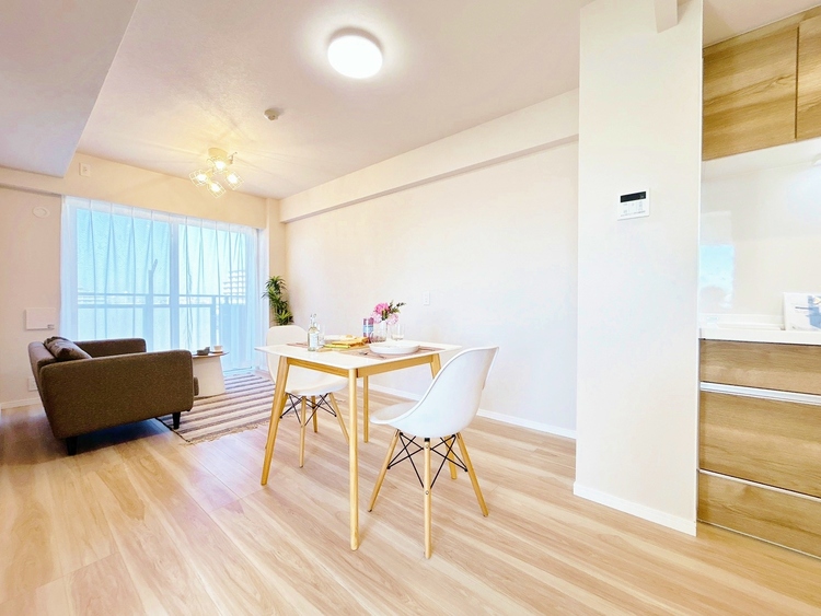 居間 忙しく過ぎゆく日常を置き去るほど、ゆったりした時間が流れるリビング。