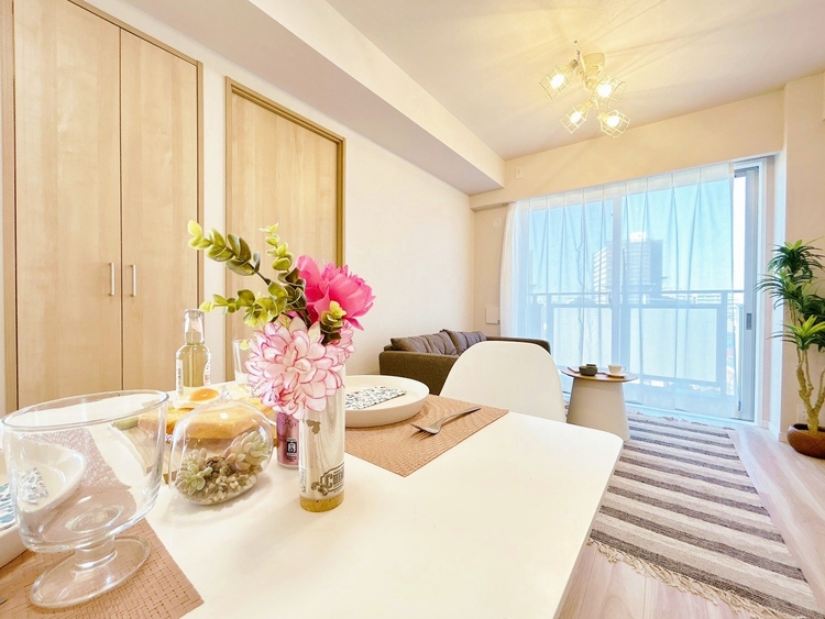 居間 快適に過ごす毎日を求めて、暮らしの中でご自身の「マイホーム」に創り上げてください。