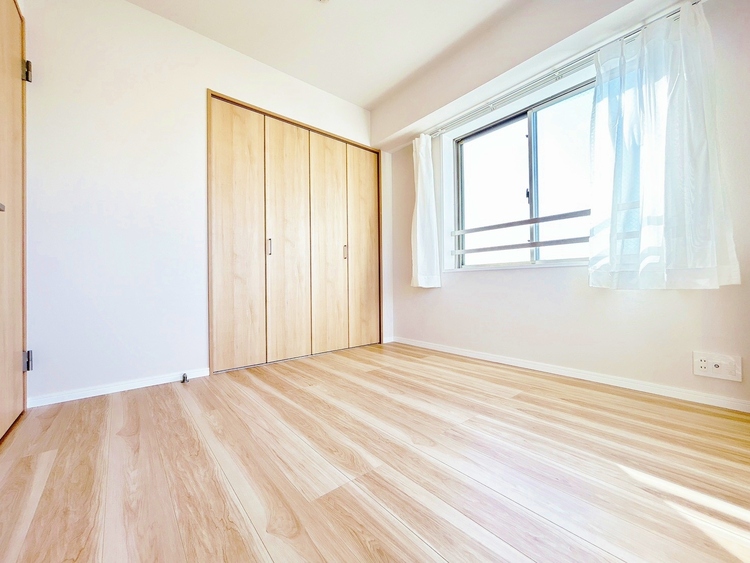 寝室 ベッドも十分に設置するスペースがあります。