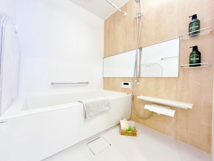 風呂 一日の疲れを癒すバスルームは、心地よいリラックスを叶える清潔感溢れる空間です。