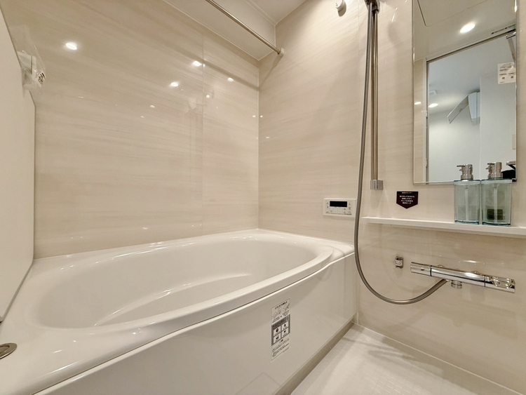 風呂 一日の疲れを癒すバスルームは、心地よいリラックスを叶える清潔感溢れる空間です。