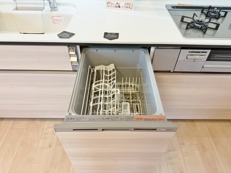 設備 家事の時短に役立つ食洗機。省スペースのビルトインタイプを採用致しました。