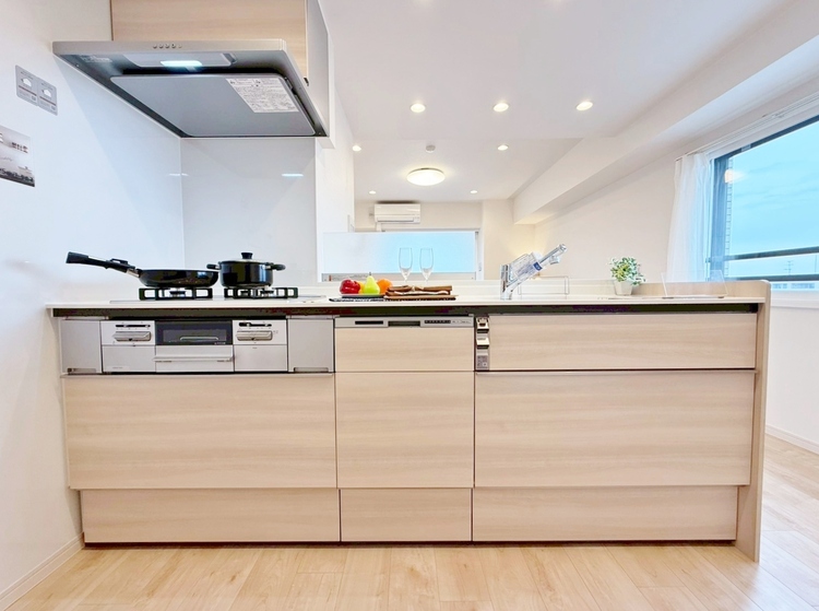 キッチン スマートな意匠と充実の機能を備えたキッチンが、暮らしにおいしい彩りを添えます。