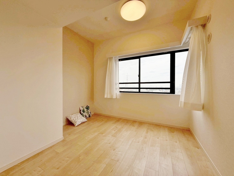 寝室 ベッドも十分に設置するスペースがあります。