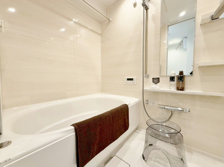 風呂 一日の疲れを癒すバスルームは、心地よいリラックスを叶える清潔感溢れる空間です。