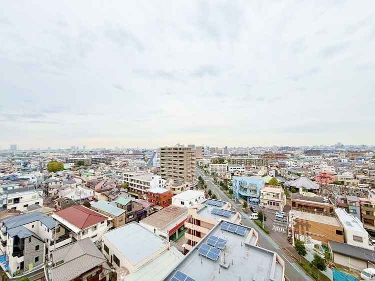 バルコニー 窓を開けると広がる青空。心をリフレッシュして日々を過ごしていきましょう。
