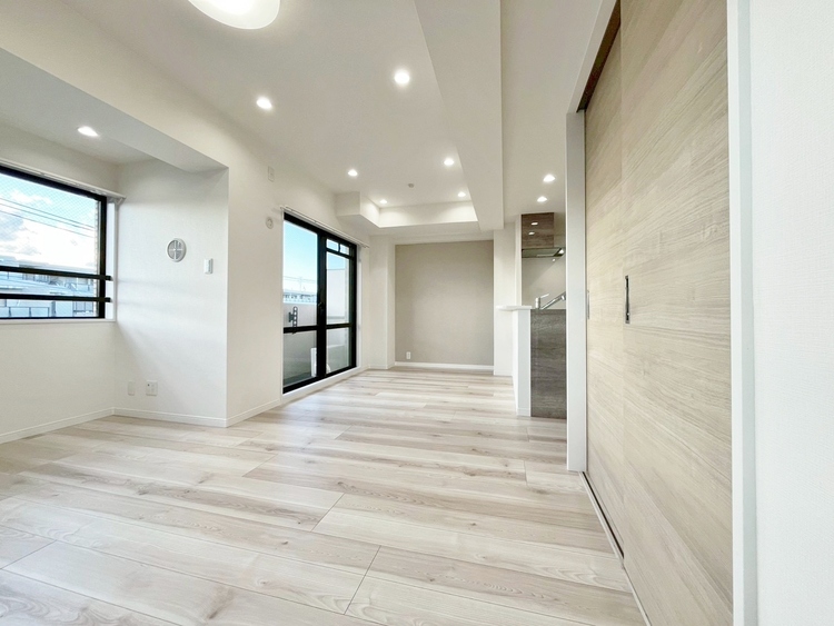 居間 忙しく過ぎゆく日常を置き去るほど、ゆったりした時間が流れるリビング。