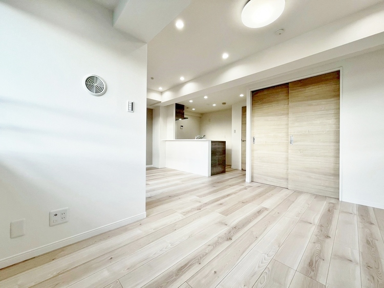 居間 飾り過ぎないシンプルな内装と偏り過ぎないデザインで統一しました。