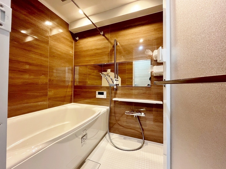 風呂 一日の疲れを癒すバスルームは、心地よいリラックスを叶える清潔感溢れる空間です。