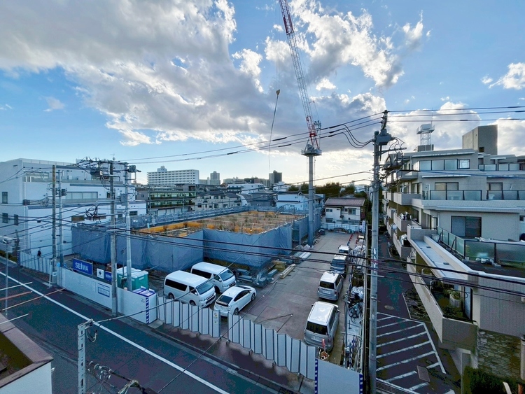 バルコニー 窓を開けると広がる青空。心をリフレッシュして日々を過ごしていきましょう。