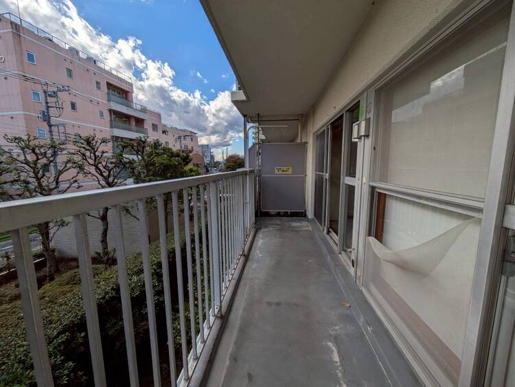 バルコニー 窓を開けると広がる青空。心をリフレッシュして日々を過ごしていきましょう。