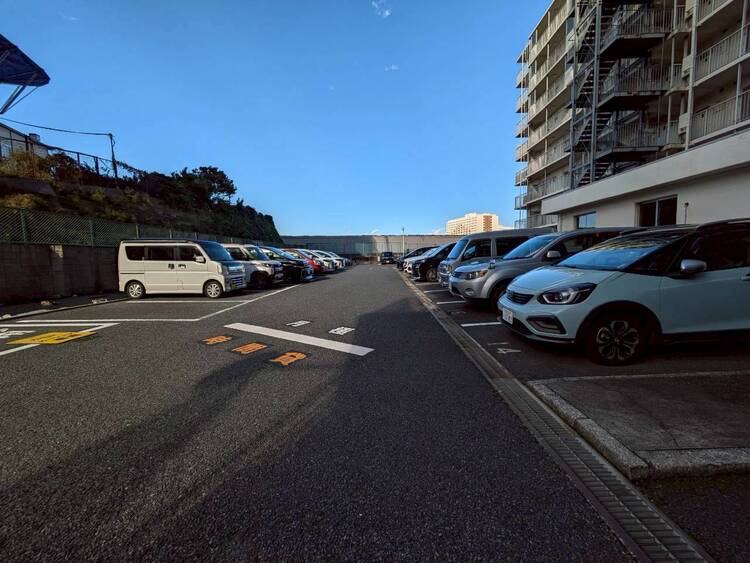 駐車場 本物件の駐車スペースです。車種制限のある場合もございますので、お気軽にお問い合わせくださいませ。