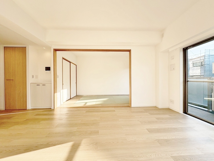 居間 居心地の良い空気感は、暮らしのステージを彩り、心からのやすらぎと満足感を与えてくれます。